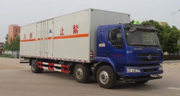 東風(fēng)柳汽小三軸雜項(xiàng)危險(xiǎn)物品廂式運(yùn)輸車