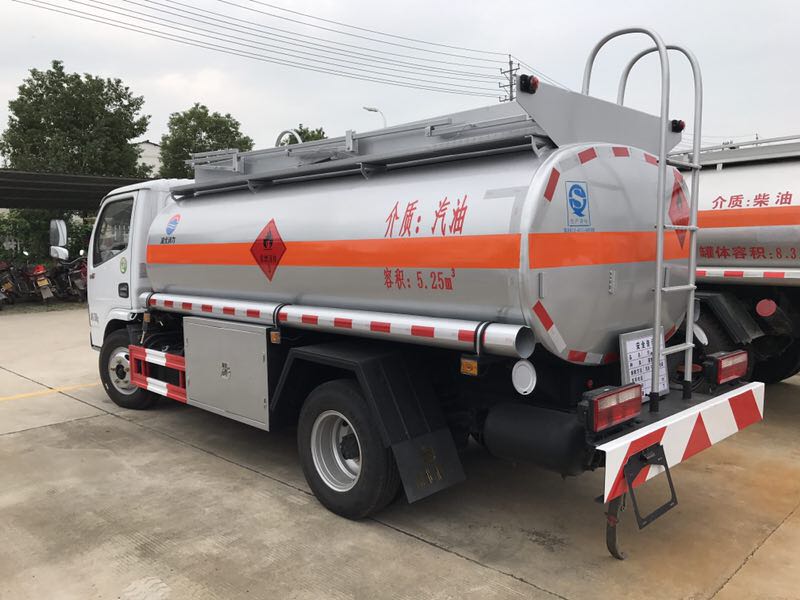 5噸運(yùn)油車圖片 5噸運(yùn)油車圖片