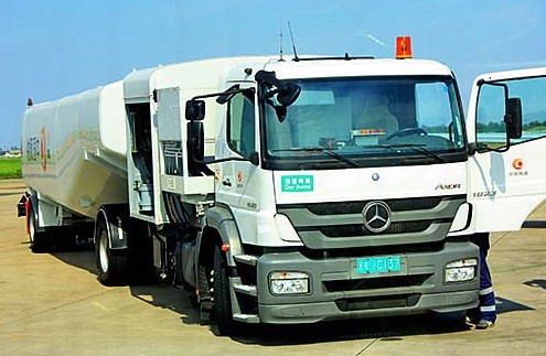 奔馳飛機(jī)加油車圖片