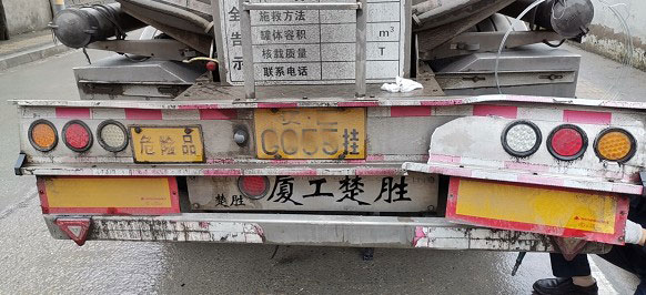 湖北楚勝鋁合金油罐車保險(xiǎn)杠被撞變形圖片