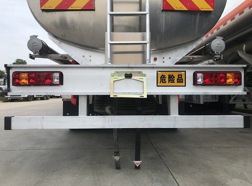 湖北楚勝鋁合金油罐車保險(xiǎn)杠圖片