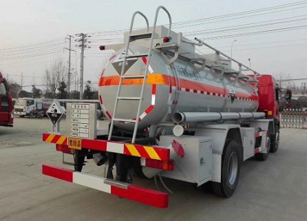 解放龍V小三軸前四后四SLS5253GFWC5V型腐蝕性物品罐式運(yùn)輸車(chē)后尾部圖片 解放龍V小三軸前四后四SLS5253GFWC5V型腐蝕性物品罐式運(yùn)輸車(chē)后尾部圖片
