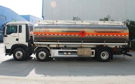 國六重汽豪沃24.3方油罐車