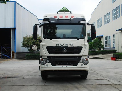 國(guó)六重汽豪沃26方鋁合金運(yùn)油車