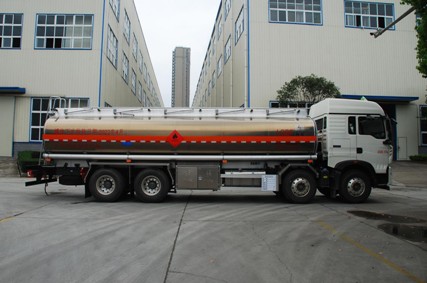 國(guó)六重汽豪沃26方鋁合金運(yùn)油車