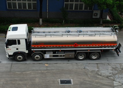 國(guó)六重汽豪沃26方鋁合金運(yùn)油車