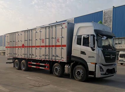 拉電石的易燃固體廂式運(yùn)輸車(chē) 拉電石的易燃固體廂式運(yùn)輸車(chē)