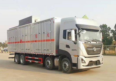 拉電石的易燃固體廂式運(yùn)輸車(chē) 拉電石的易燃固體廂式運(yùn)輸車(chē)