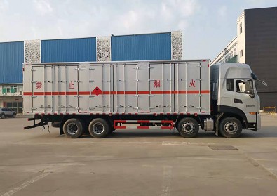 拉電石的易燃固體廂式運(yùn)輸車(chē) 拉電石的易燃固體廂式運(yùn)輸車(chē)