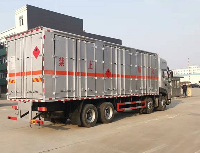 拉電石的易燃固體廂式運(yùn)輸車(chē) 拉電石的易燃固體廂式運(yùn)輸車(chē)