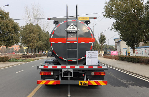 東風(fēng)柳汽乘龍8X4腐蝕品罐式危化車（8類）