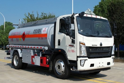 重汽豪沃10方油罐車(chē)