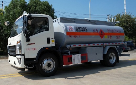 重汽豪沃10方油罐車(chē)