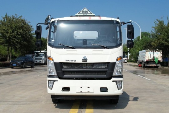 重汽豪沃10方油罐車(chē)