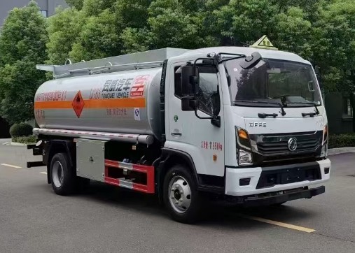 東風(fēng)T17寬體駕駛室8噸油罐車_8噸流動加油車廠家