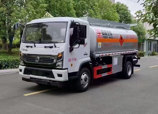 東風(fēng)T17寬體駕駛室8噸油罐車_8噸流動加油車廠家