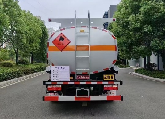 東風(fēng)T17寬體駕駛室8噸油罐車_8噸流動加油車廠家