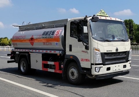 重汽豪沃8噸加油車