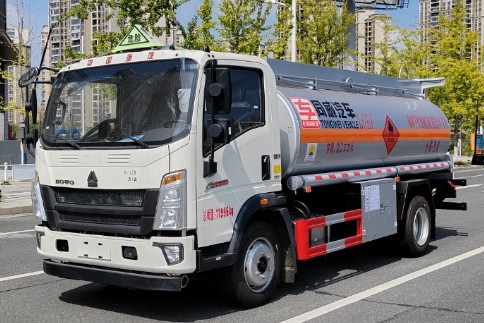 重汽豪沃8噸加油車