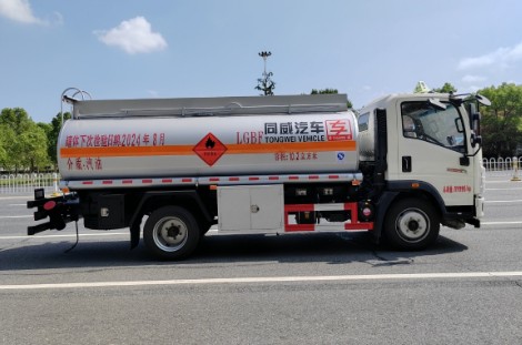 重汽豪沃8噸加油車