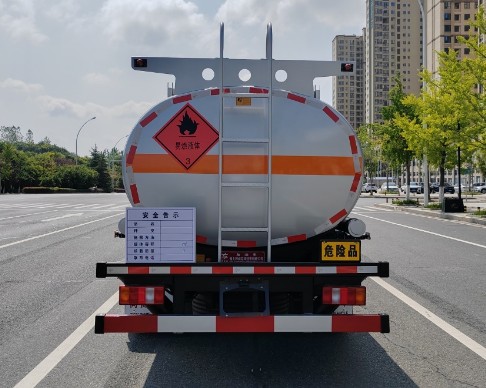 重汽豪沃8噸加油車