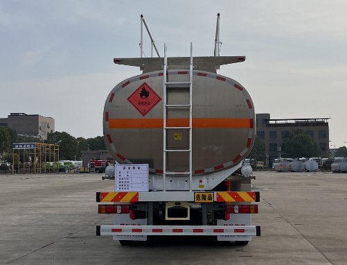 重汽汕德卡30方鋁合金運(yùn)油車,楚勝牌CSC5320GYYLZK6型鋁合金運(yùn)油車