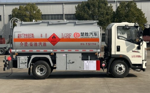 重汽豪沃7.5方加油車_楚勝牌CSC5097GJYZ6型加油車